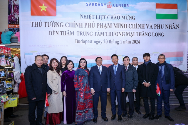 Thủ tướng thăm Trung tâm thương mại lớn nhất của người Việt Nam ở Hungary- Ảnh 6.