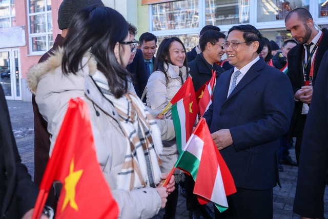 Thủ tướng thăm Trung tâm thương mại lớn nhất của người Việt Nam ở Hungary- Ảnh 8.