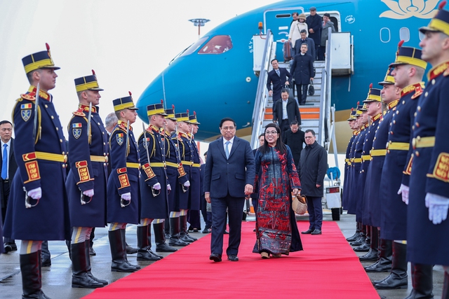 Thủ tướng Phạm Minh Chính tới thủ đô Bucharest, bắt đầu thăm chính thức Romania- Ảnh 4.