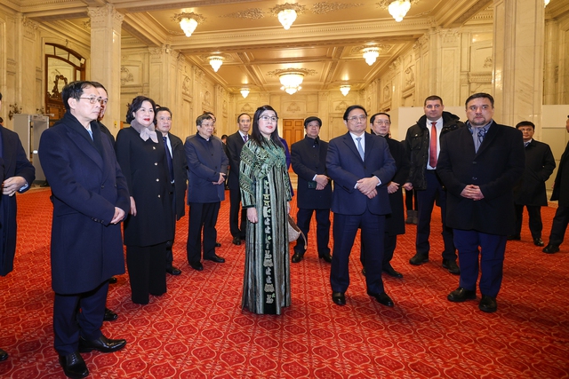Thủ tướng tham quan tòa nhà Quốc hội Romania- Ảnh 1.