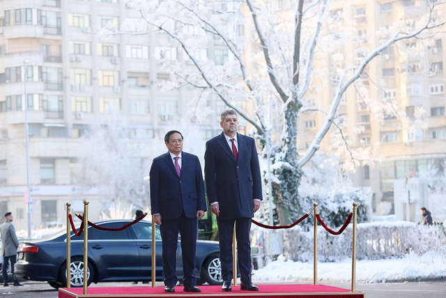 Thủ tướng Ion-Marcel Ciolacu chủ trì lễ đón Thủ tướng Phạm Minh Chính thăm chính thức Romania - Ảnh: VGP/Nhật Bắc