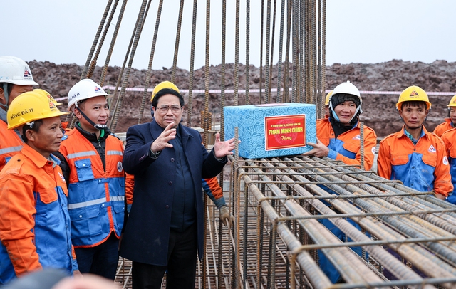 Thủ tướng: 'Vượt nắng thắng mưa', 'xuyên lễ xuyên Tết' để hoàn thành đường dây 500 kV mạch 3 vào tháng 6/2024- Ảnh 5.