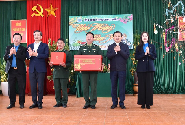 Phó Thủ tướng Lê Minh Khái thăm, chúc Tết đồng bào Điện Biên- Ảnh 1.