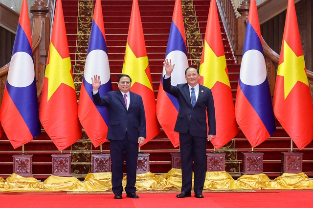 Thủ tướng Lào Sonexay Siphandone đón Thủ tướng Phạm Minh Chính thăm chính thức CHDCND Lào, tháng 01/2023 - Ảnh: VGP