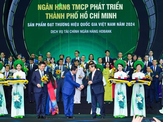 Thủ tướng: Tập trung tháo gỡ điểm nghẽn thể chế, kiên quyết, kiên trì, dứt khoát xóa bỏ cơ chế 'xin - cho', sách nhiễu- Ảnh 4.