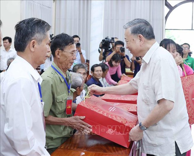 Tổng Bí thư Tô Lâm gặp mặt, tặng quà Mẹ Việt Nam anh hùng, gia đình chính sách và cựu chiến binh lão thành tỉnh Đồng Tháp- Ảnh 2.