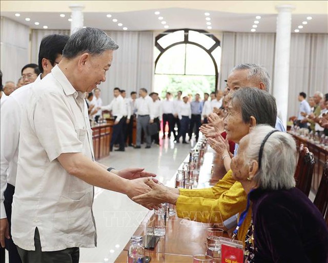 Tổng Bí thư Tô Lâm gặp mặt, tặng quà Mẹ Việt Nam anh hùng, gia đình chính sách và cựu chiến binh lão thành tỉnh Đồng Tháp- Ảnh 1.