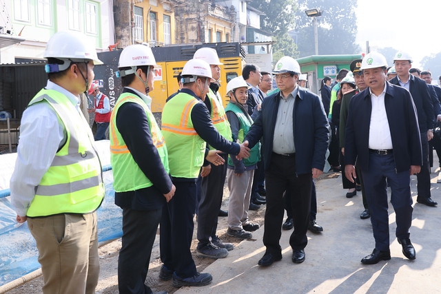 Thủ tướng kiểm tra hiện trường, thúc đẩy tiến độ dự án đường sắt Nhổn - ga Hà Nội- Ảnh 1.