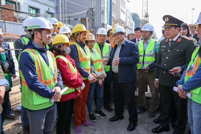 Thủ tướng kiểm tra, động viên người lao động làm việc xuyên Tết tại các công trình trọng điểm- Ảnh 2.