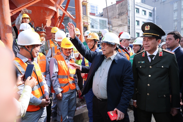 Thủ tướng kiểm tra, động viên người lao động làm việc xuyên Tết tại các công trình trọng điểm- Ảnh 5.