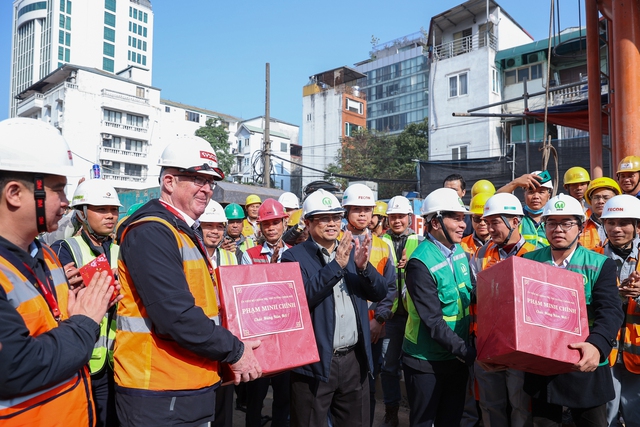Thủ tướng kiểm tra, động viên người lao động làm việc xuyên Tết tại các công trình trọng điểm- Ảnh 6.