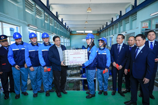 Thủ tướng kiểm tra, động viên người lao động làm việc xuyên Tết tại các công trình trọng điểm- Ảnh 11.