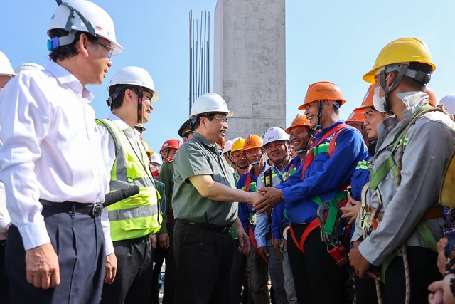 Thủ tướng kiểm tra, động viên người lao động làm việc xuyên Tết tại các công trình trọng điểm- Ảnh 12.