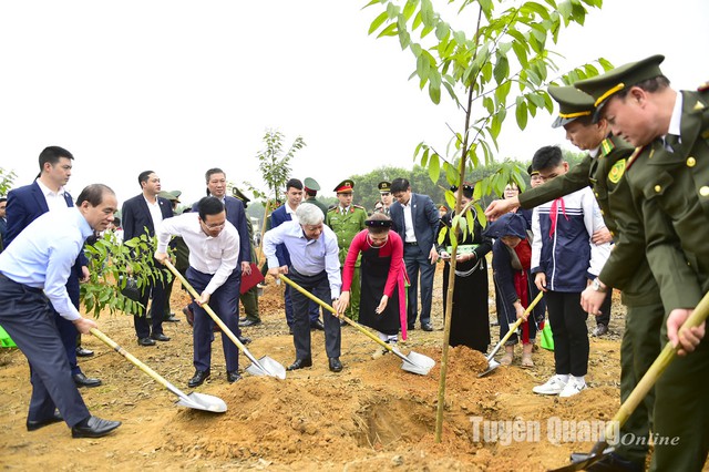 Chủ tịch nước Võ Văn Thưởng phát động Tết trồng cây 'Đời đời nhớ ơn Bác Hồ' Xuân Giáp Thìn 2024 tại Tuyên Quang- Ảnh 4.