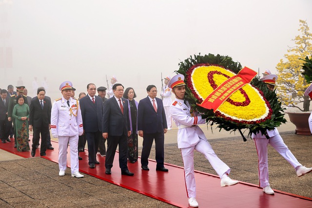 Lãnh đạo Đảng, Nhà nước vào Lăng viếng Chủ tịch Hồ Chí Minh nhân ngày thành lập Đảng- Ảnh 1.