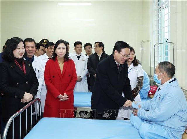 Chủ tịch nước Võ Văn Thưởng thăm, chúc mừng các y, bác sĩ tại tỉnh Hà Nam- Ảnh 2.