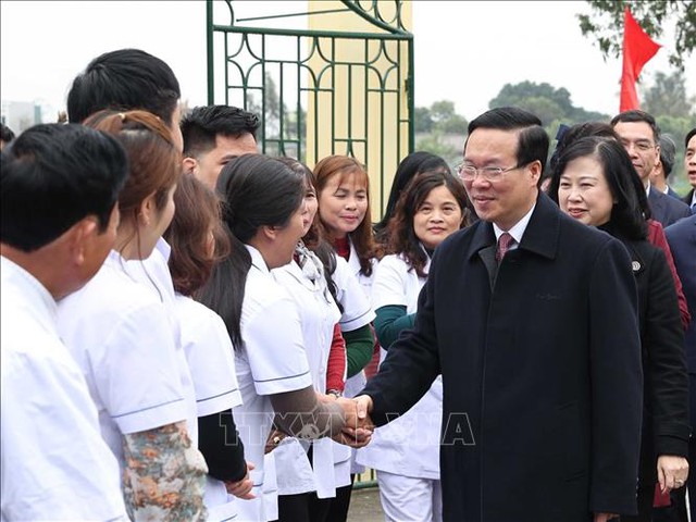 Chủ tịch nước Võ Văn Thưởng thăm, chúc mừng các y, bác sĩ tại tỉnh Hà Nam- Ảnh 3.