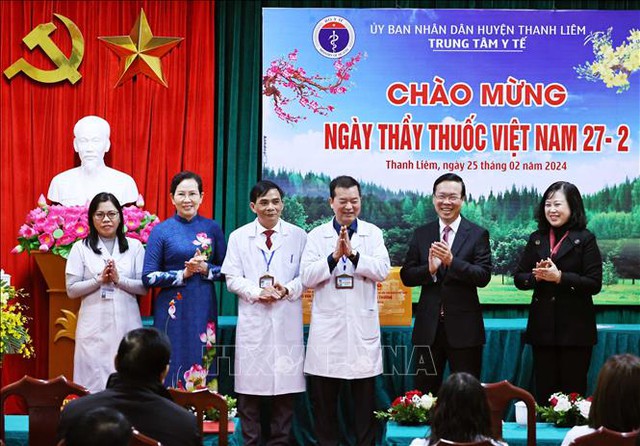 Chủ tịch nước Võ Văn Thưởng thăm, chúc mừng các y, bác sĩ tại tỉnh Hà Nam- Ảnh 1.