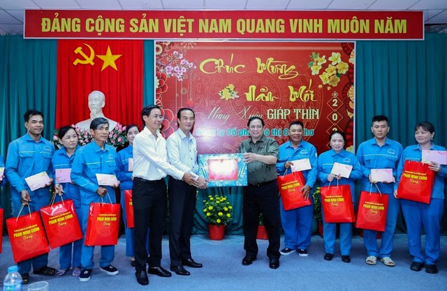 Thủ tướng thăm, tặng quà Tết công nhân, chiến sĩ công an, quân đội- Ảnh 2.