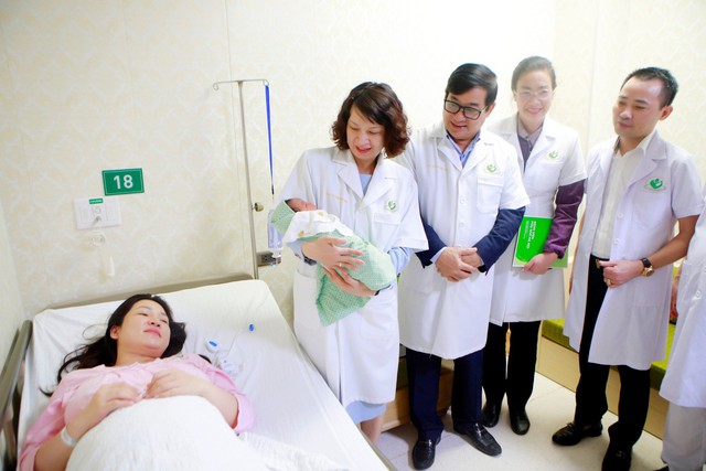 Lãnh đạo Bộ Y tế động viên y bác sĩ của Bệnh viện đã triển khai hơn 940 ca can thiệp bào thai- Ảnh 2.