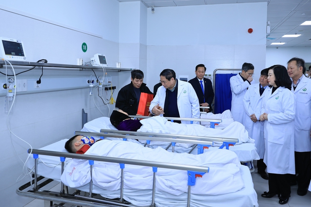 Thủ tướng Phạm Minh Chính thăm, chúc Tết, động viên cán bộ, bác sĩ và bệnh nhân các bệnh viện tại Hà Nội- Ảnh 1.