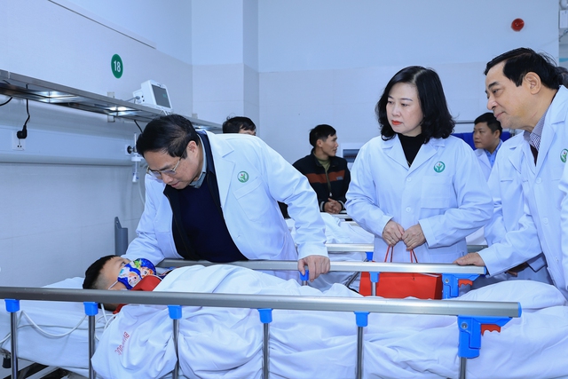 Thủ tướng Phạm Minh Chính thăm, chúc Tết, động viên cán bộ, bác sĩ và bệnh nhân các bệnh viện tại Hà Nội- Ảnh 3.