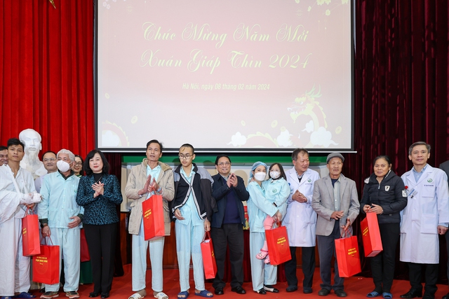 Thủ tướng Phạm Minh Chính thăm, chúc Tết, động viên cán bộ, bác sĩ và bệnh nhân các bệnh viện tại Hà Nội- Ảnh 5.