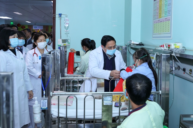 Thủ tướng Phạm Minh Chính thăm, chúc Tết, động viên cán bộ, bác sĩ và bệnh nhân các bệnh viện tại Hà Nội- Ảnh 7.