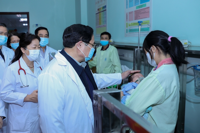 Thủ tướng Phạm Minh Chính thăm, chúc Tết, động viên cán bộ, bác sĩ và bệnh nhân các bệnh viện tại Hà Nội- Ảnh 9.