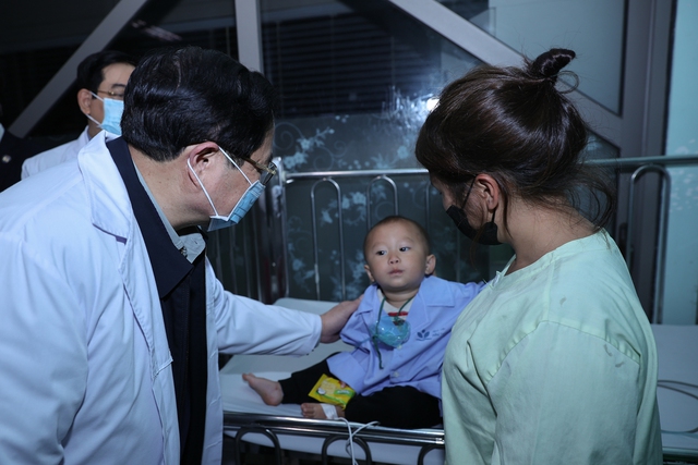 Thủ tướng Phạm Minh Chính thăm, chúc Tết, động viên cán bộ, bác sĩ và bệnh nhân các bệnh viện tại Hà Nội- Ảnh 8.