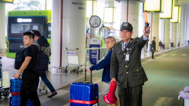 Đến sân bay Nội Bài để được tặng chữ thư pháp trong ngày đầu năm mới- Ảnh 6.