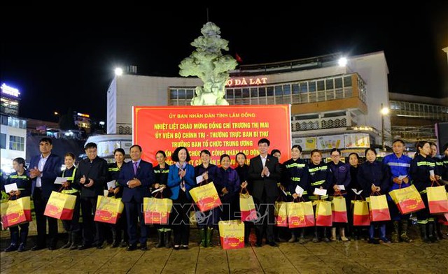 Thường trực Ban Bí thư Trương Thị Mai chúc Tết công nhân môi trường tại Đà Lạt- Ảnh 2.