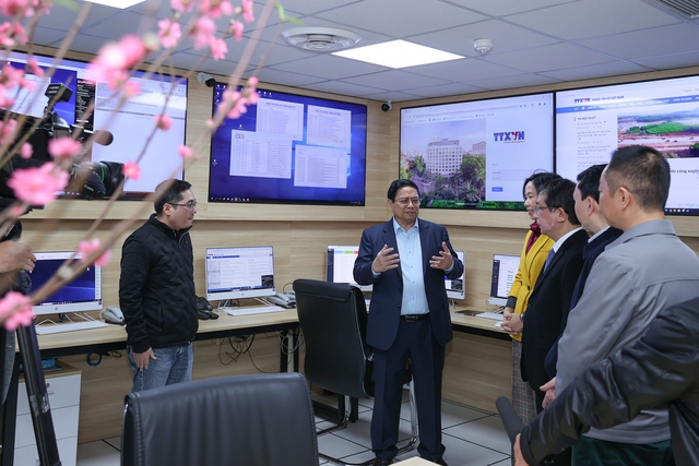 Thủ tướng kiểm tra công tác trực Tết của TTXVN tại Phòng Điều độ thông tin (Data Center) thuộc Trung tâm Kỹ thuật Thông tấn - Ảnh: VGP/Nhật Bắc