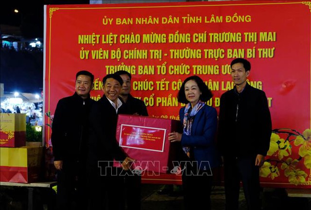 Thường trực Ban Bí thư Trương Thị Mai chúc Tết công nhân môi trường tại Đà Lạt- Ảnh 1.