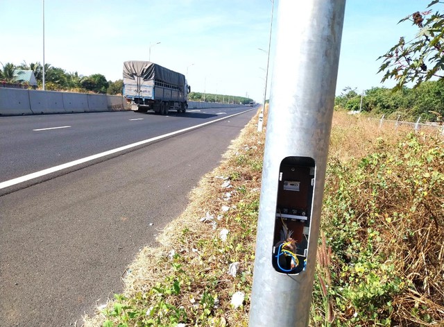 Cao tốc qua Bình Thuận, Đồng Nai thường xuyên bị 'tháo trộm' hàng rào, thiết bị điện- Ảnh 1.