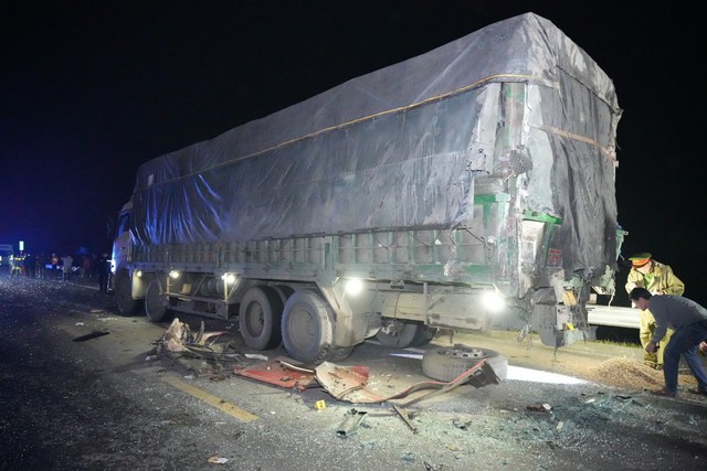 Khắc phục hậu quả vụ tai nạn nghiêm trọng trên cao tốc Cam Lộ-La Sơn- Ảnh 1.