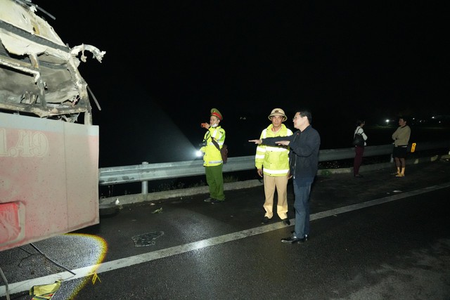 Khắc phục hậu quả vụ tai nạn nghiêm trọng trên cao tốc Cam Lộ-La Sơn- Ảnh 2.