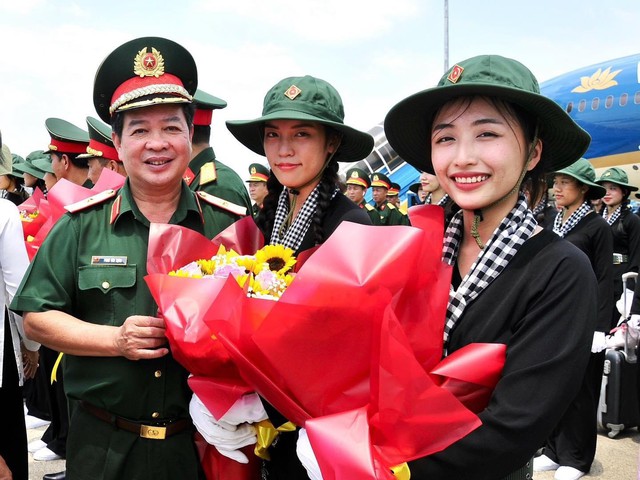 Khối nữ du kích miền Nam xuất quân tham gia huấn luyện diễu binh kỷ niệm Chiến thắng Điện Biên Phủ- Ảnh 1.