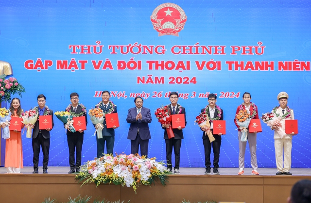 Thủ tướng tặng quà 9 gương mặt trẻ Việt Nam triển vọng năm 2023 - Ảnh: VGP/Nhật Bắc