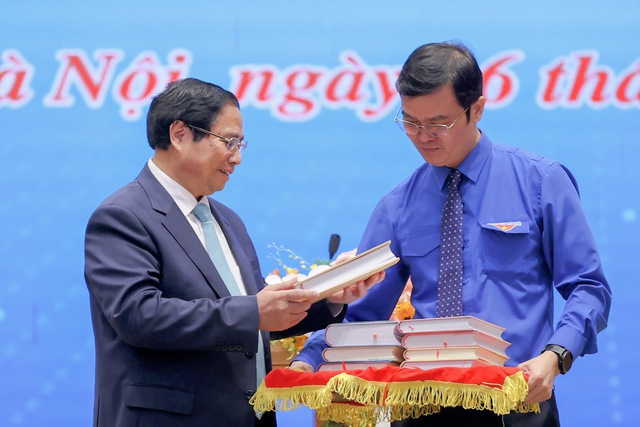 Thủ tướng Phạm Minh Chính đã trao tặng Đoàn Thanh niên bộ sách gồm 8 cuốn sách quan trọng của Tổng Bí thư Nguyễn Phú Trọng được xuất bản trong thời gian qua - Ảnh: VGP/Nhật Bắc