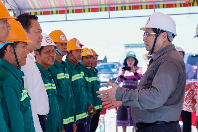 Thủ tướng kiểm tra công trình xây dựng tượng đài Chủ tịch Hồ Chí Minh và viếng Nghĩa trang Liệt sĩ tại Phú Quốc- Ảnh 6.