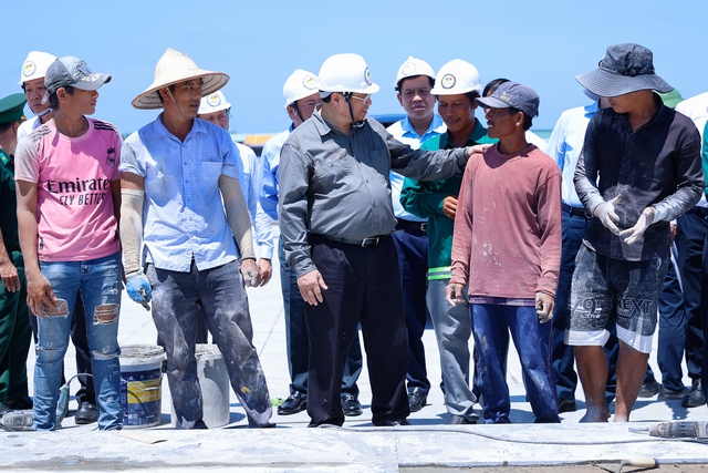 Thủ tướng kiểm tra công trình xây dựng tượng đài Chủ tịch Hồ Chí Minh và viếng Nghĩa trang Liệt sĩ tại Phú Quốc- Ảnh 7.