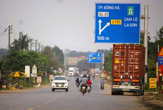 Cấm xe khách trên 30 chỗ, xe tải vào cao tốc Cam Lộ-La Sơn từ ngày 4/4 - Ảnh 1.