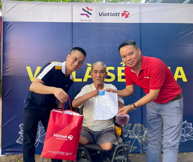 Quỹ Tâm Tài Việt và Vietlott trao tặng bảo hiểm sức khỏe đến người phân phối xổ số- Ảnh 2.