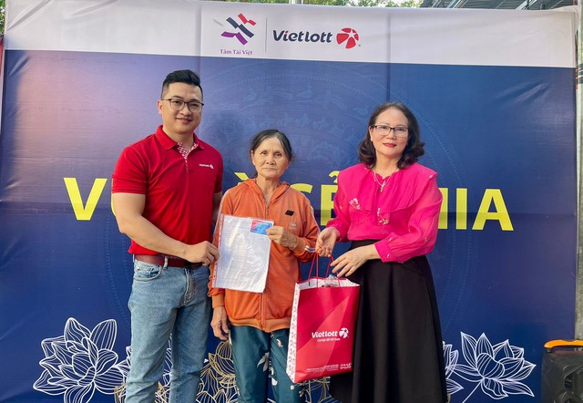 Quỹ Tâm Tài Việt và Vietlott trao tặng bảo hiểm sức khỏe đến người phân phối xổ số- Ảnh 3.