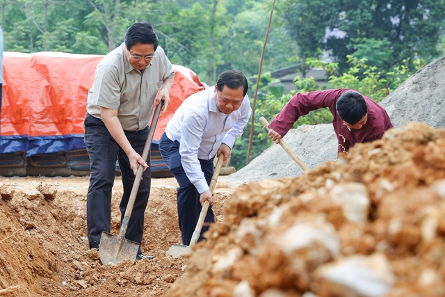 Chùm ảnh: Thủ tướng Phạm Minh Chính tham gia khởi công, đào móng nhà cho hộ nghèo- Ảnh 10.