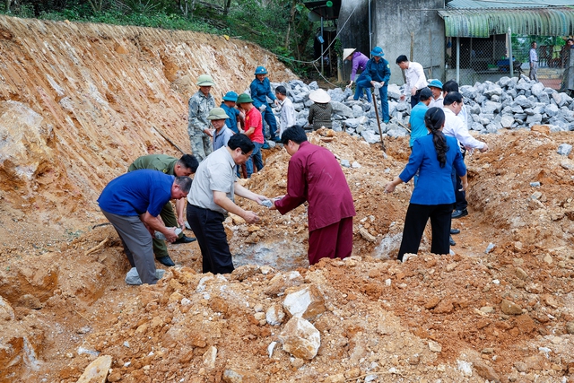 Chùm ảnh: Thủ tướng Phạm Minh Chính tham gia khởi công, đào móng nhà cho hộ nghèo- Ảnh 13.