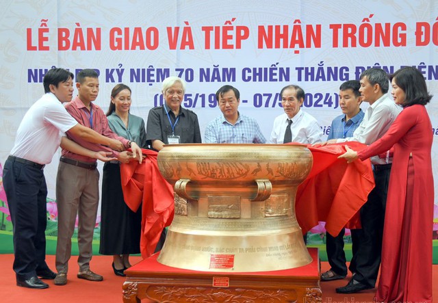 Trao tặng Trống đồng cho tỉnh Điện Biên nhân kỷ niệm 70 năm Chiến thắng Điện Biên Phủ- Ảnh 1.