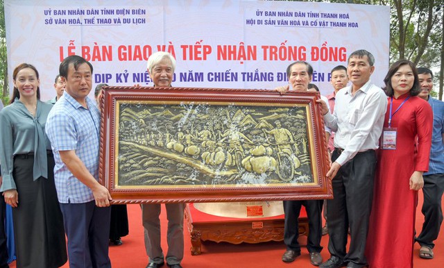 Trao tặng Trống đồng cho tỉnh Điện Biên nhân kỷ niệm 70 năm Chiến thắng Điện Biên Phủ- Ảnh 2.