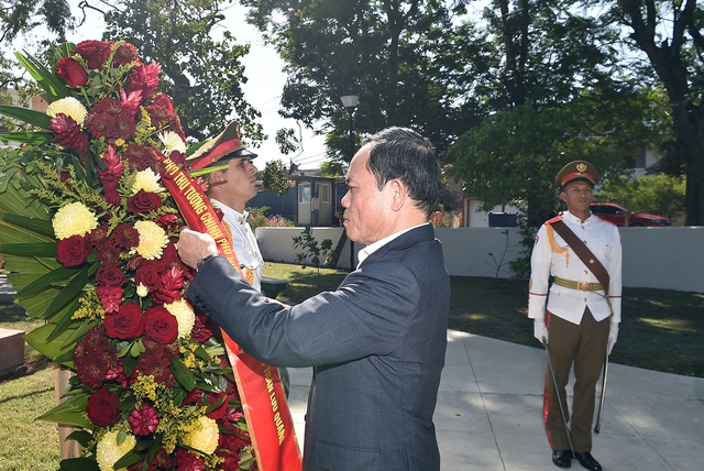 Phó Thủ tướng Trần Lưu Quang dâng hoa tưởng niệm Chủ tịch Hồ Chí Minh- Ảnh 1.